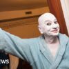 Lindsay Kemp, performer and Bowie mentor, dies at 80 - BBC News